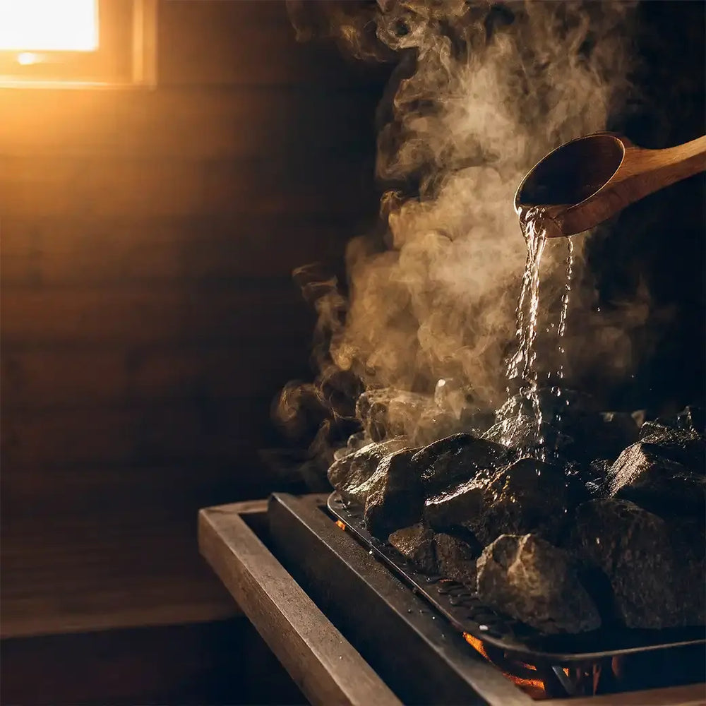 Sauna Aufguss – Kelle mit Dampf auf den Steinen